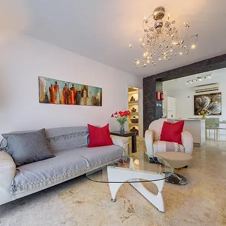Private With Pool And Amazing Views !