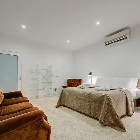 Private With Pool And Amazing Views !