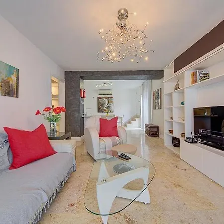 Private With Pool And Amazing Views !