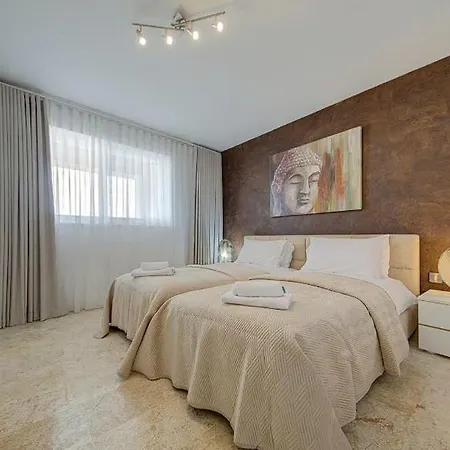 Private With Pool And Amazing Views !