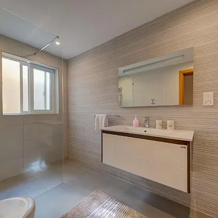 Private With Pool And Amazing Views ! * Għajn Żejtuna