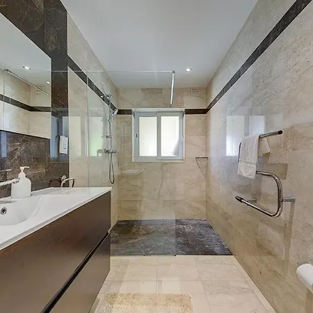 Private With Pool And Amazing Views ! *